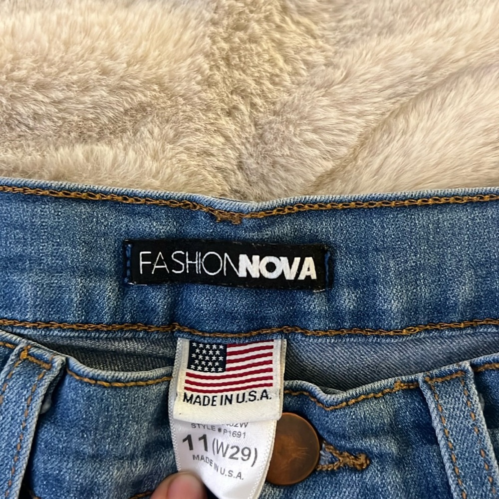 FASHION NOVA SIZE 11 jeans multiple button highwasted